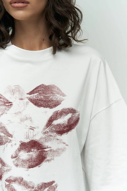 Chic Kisses: The Lip Print Oversized Tee