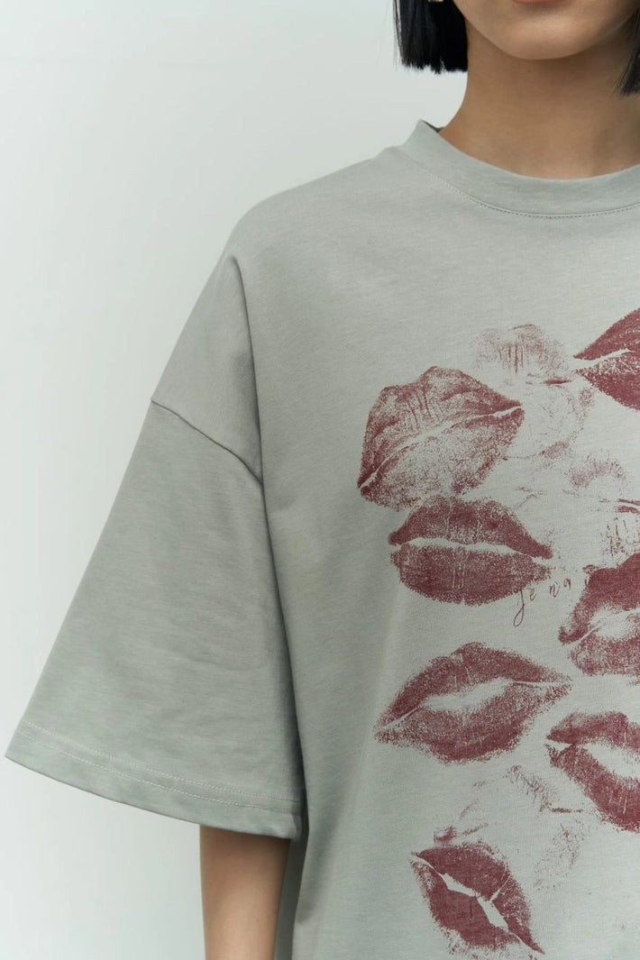 Chic Kisses: The Lip Print Oversized Tee